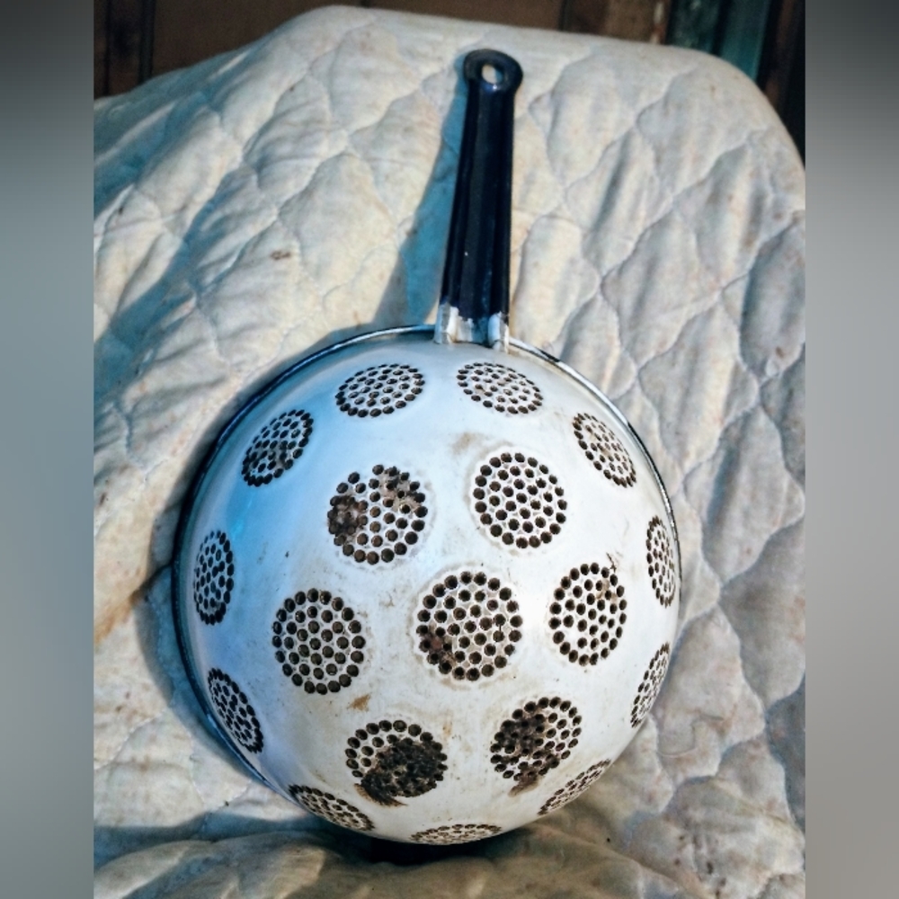 Vintage White & Blue Collander Strainer             1/24